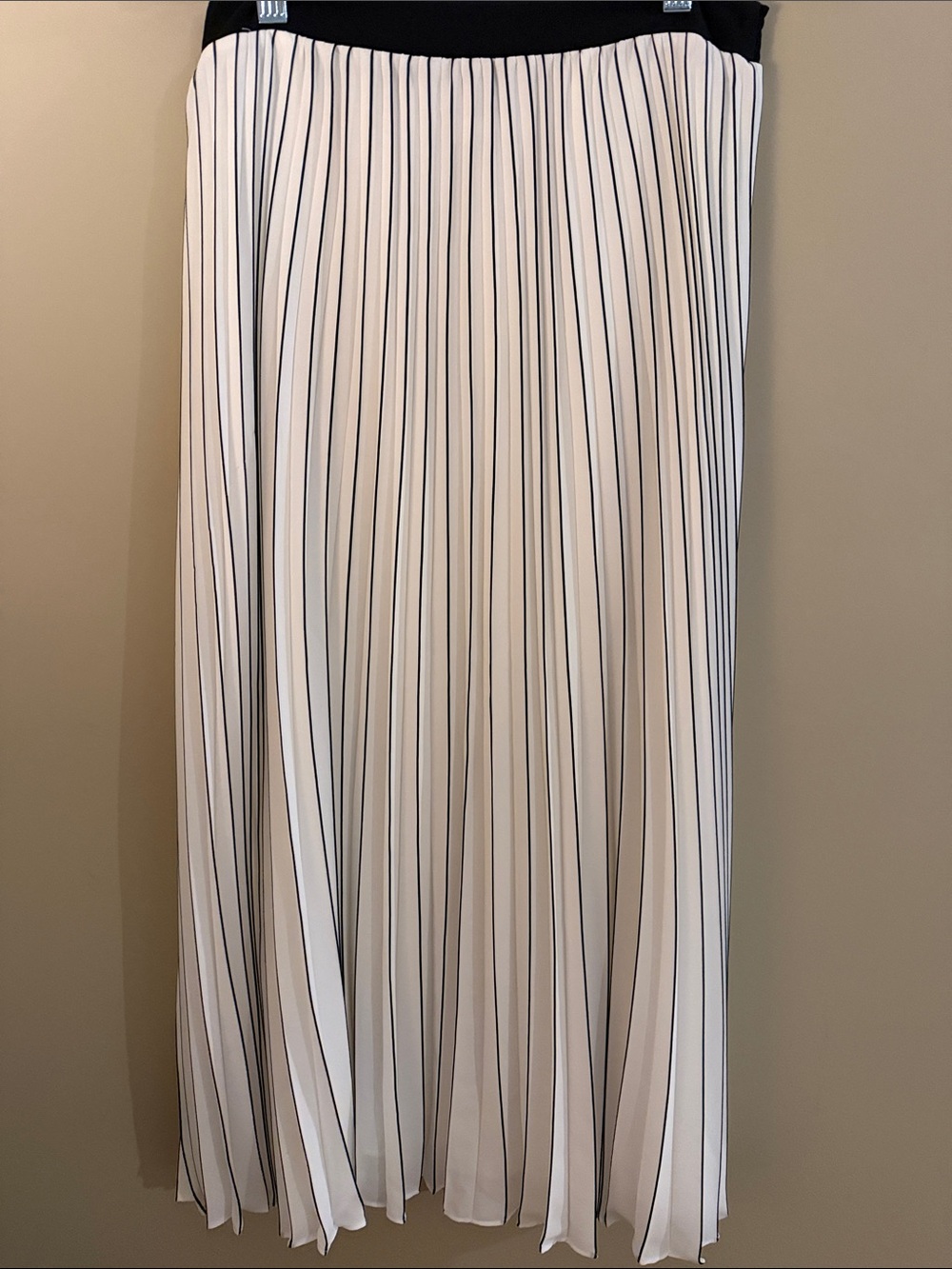WHBM Women’s White Pleated Midi Skirt with Black Pinstripes size Medium